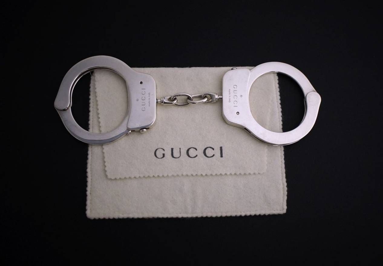 Бренд Gucci продає наручники за 65 тисяч доларів
