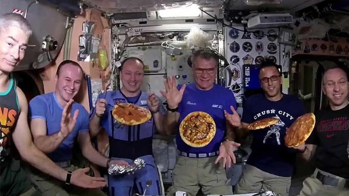 Космонавти зготували піцу в невагомості - фото 1