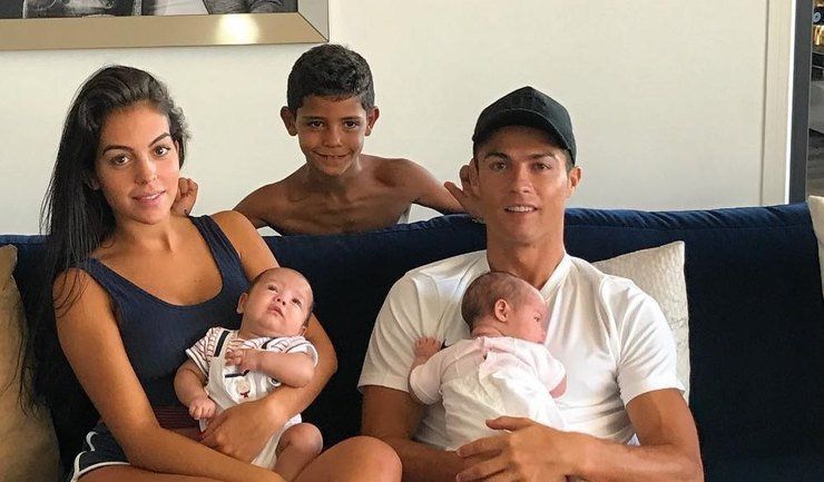 Кохана Роналду підкорила мережу новим сімейним знімком
