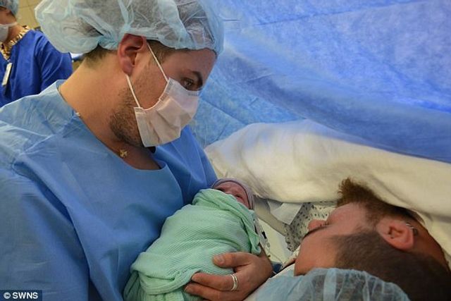 Трансгендер народив дитину - фото 214856