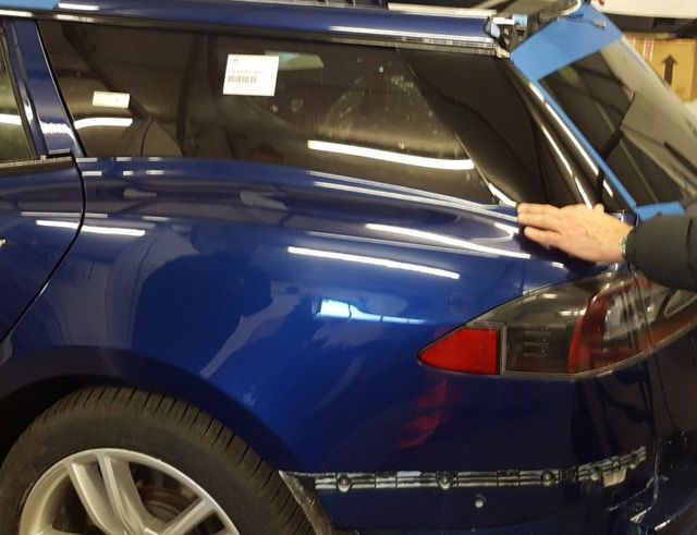 Британець удосконалив Tesla Model S задля свого собаки - фото 215755