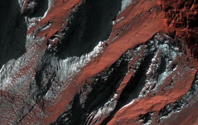 Лабораторія NASA опублікувала фото Марса в снігу - фото 217843