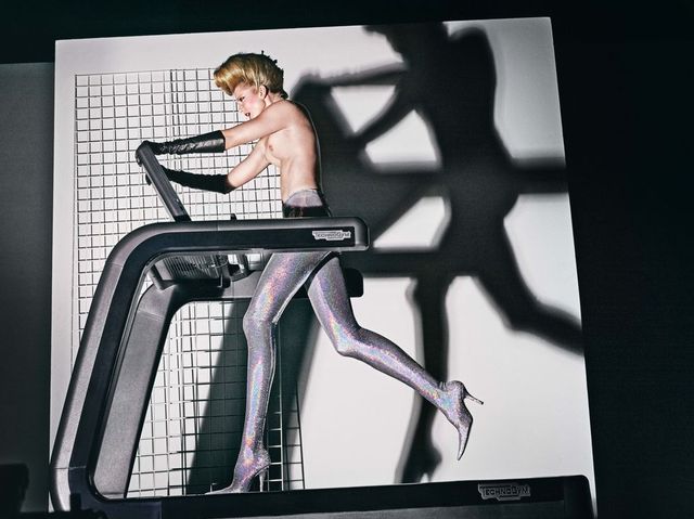 Джіджі Хадід і Періс Джексон знялися для еротичного календаря - фото 214032