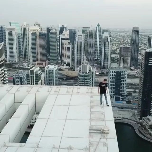 Не для слабкодухих! Руфер показав небезпечний трюк на хмарочосі в Дубаї