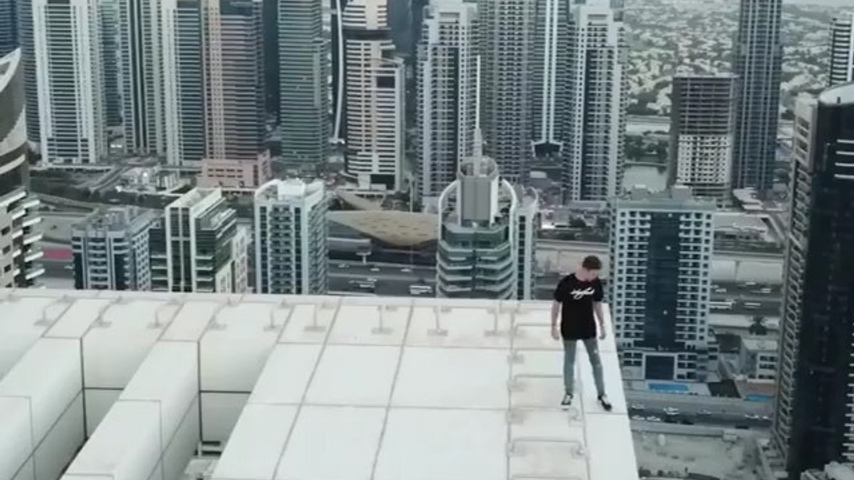 Руфер показав смертельний трюк на хмарочосі в Дубаї - фото 1