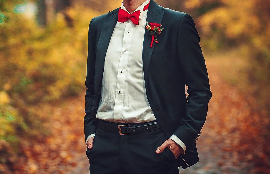 У США наречений прилетів на весілля на парашуті: відеофакт