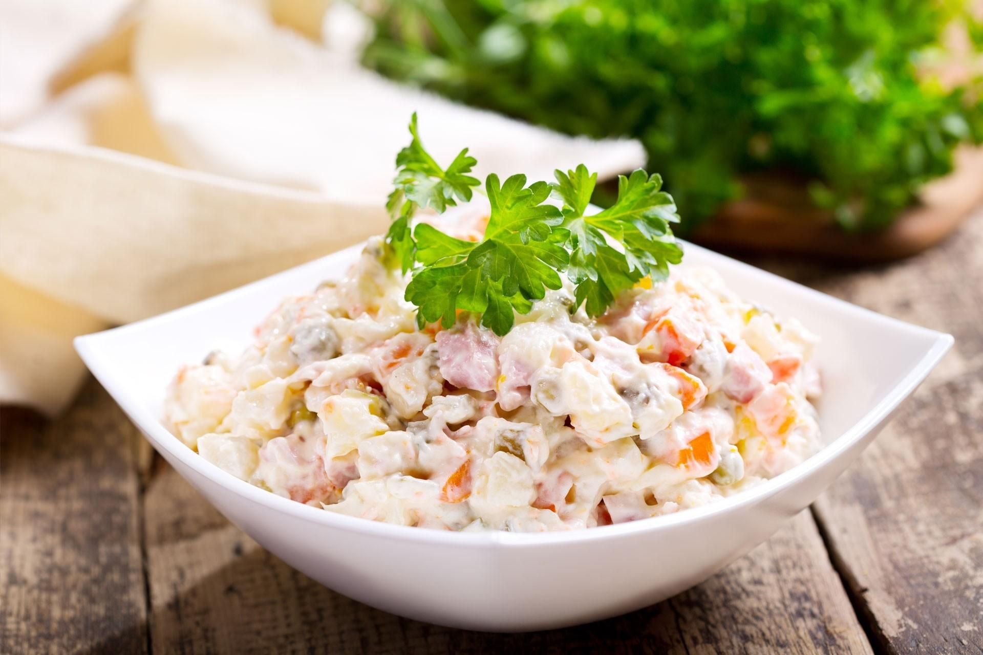 Дієтологи розповіли, як зробити олів'є дієтичним і корисним салатом