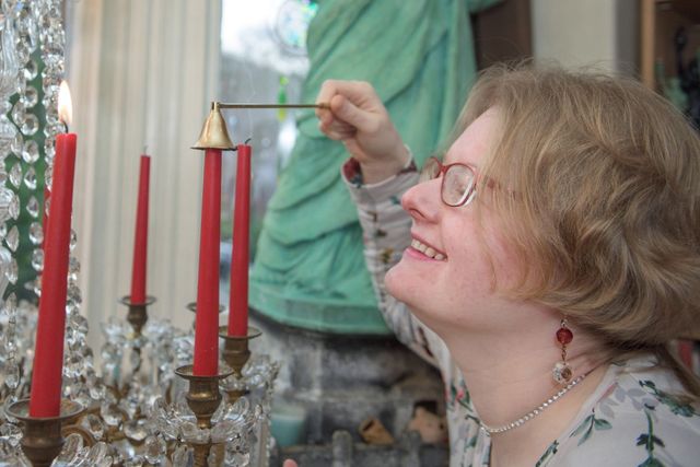 Британка планує вийти заміж за люстру - фото 213562