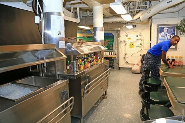 В Одесі показали, як виглядає зсередини американський есмінець - фото 212657