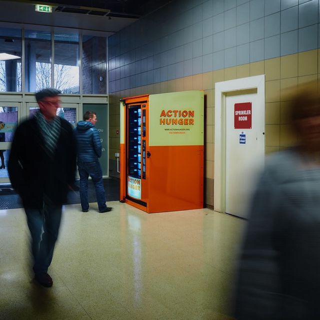 Автомат з їжею для бездомних - фото 217788