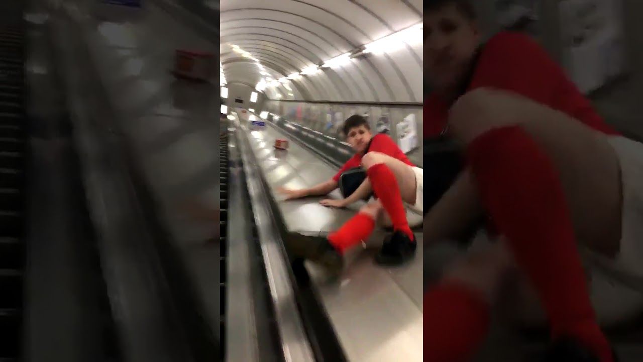 Ось чому не варто гратись з ескалатором: епічне відео
