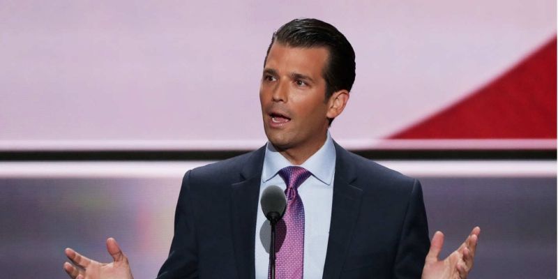 Трампу-молодшому подарували величезне печиво з портретом Обами