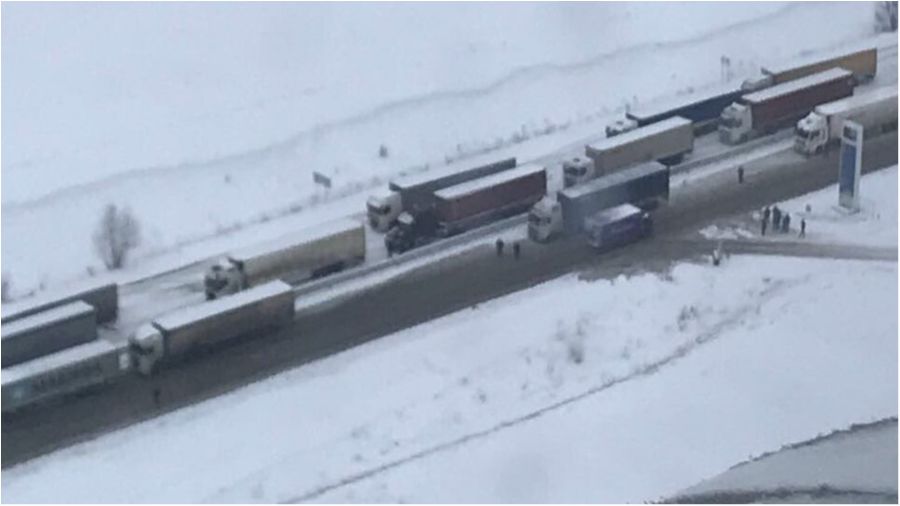 Корок на дорозі показали з квадрокоптера - фото 1