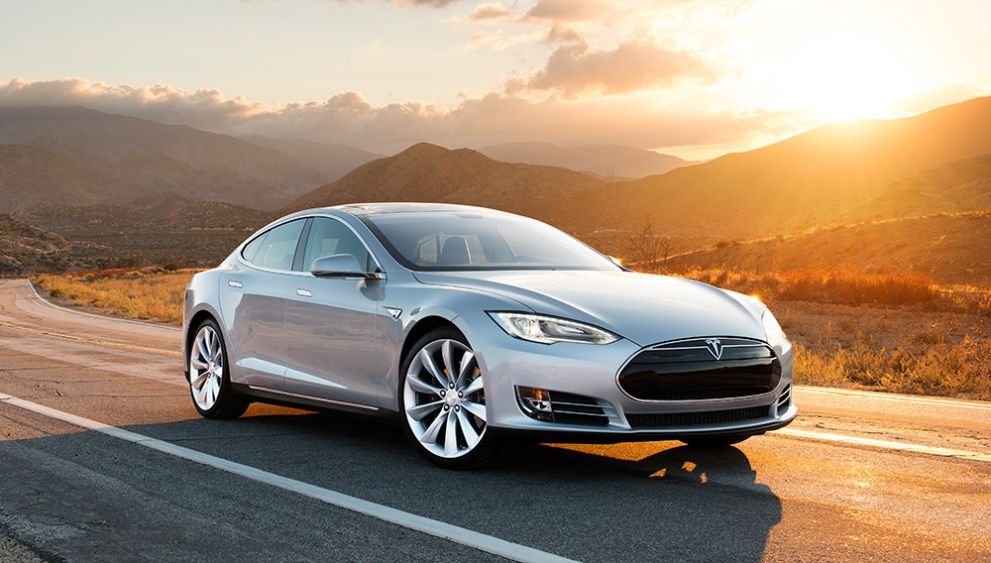 Маск показав ефектні перегони Tesla зі спорткаром