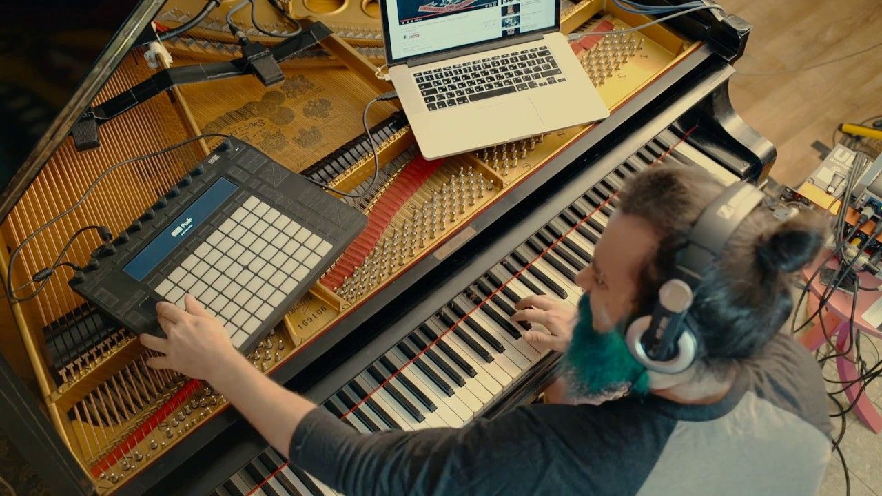 Це варто побачити! Музикант зробив гітару з піаніно і зіграв Hotel California