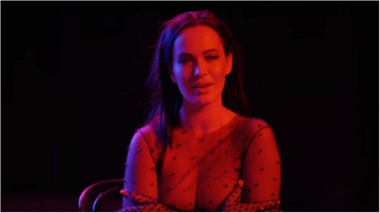 Даша Астаф'єва знялася в напівпрозорій білизні у новому кліпі