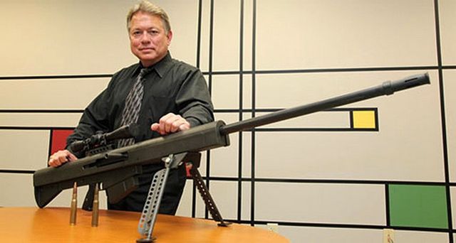 Ронні Баррет із своєю розробкою - фото 217355