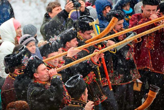 Головна ялинка країни та напрямки зимового відпочинку: 20 грудня у трьох фото - фото 216337