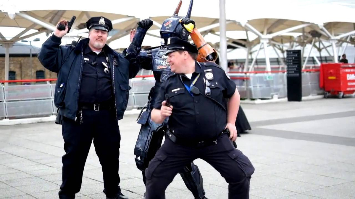 Танцюючий на перехресті поліцейський став справжньою зіркою мережі - фото 1