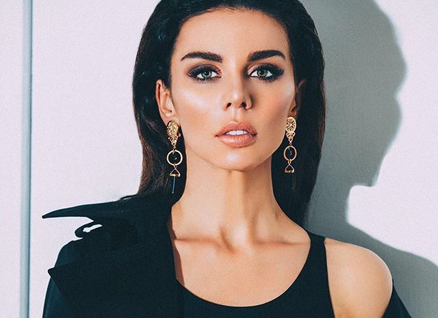 У ліжку з жінками: українська співачка приголомшила фанів несподіваним знімком