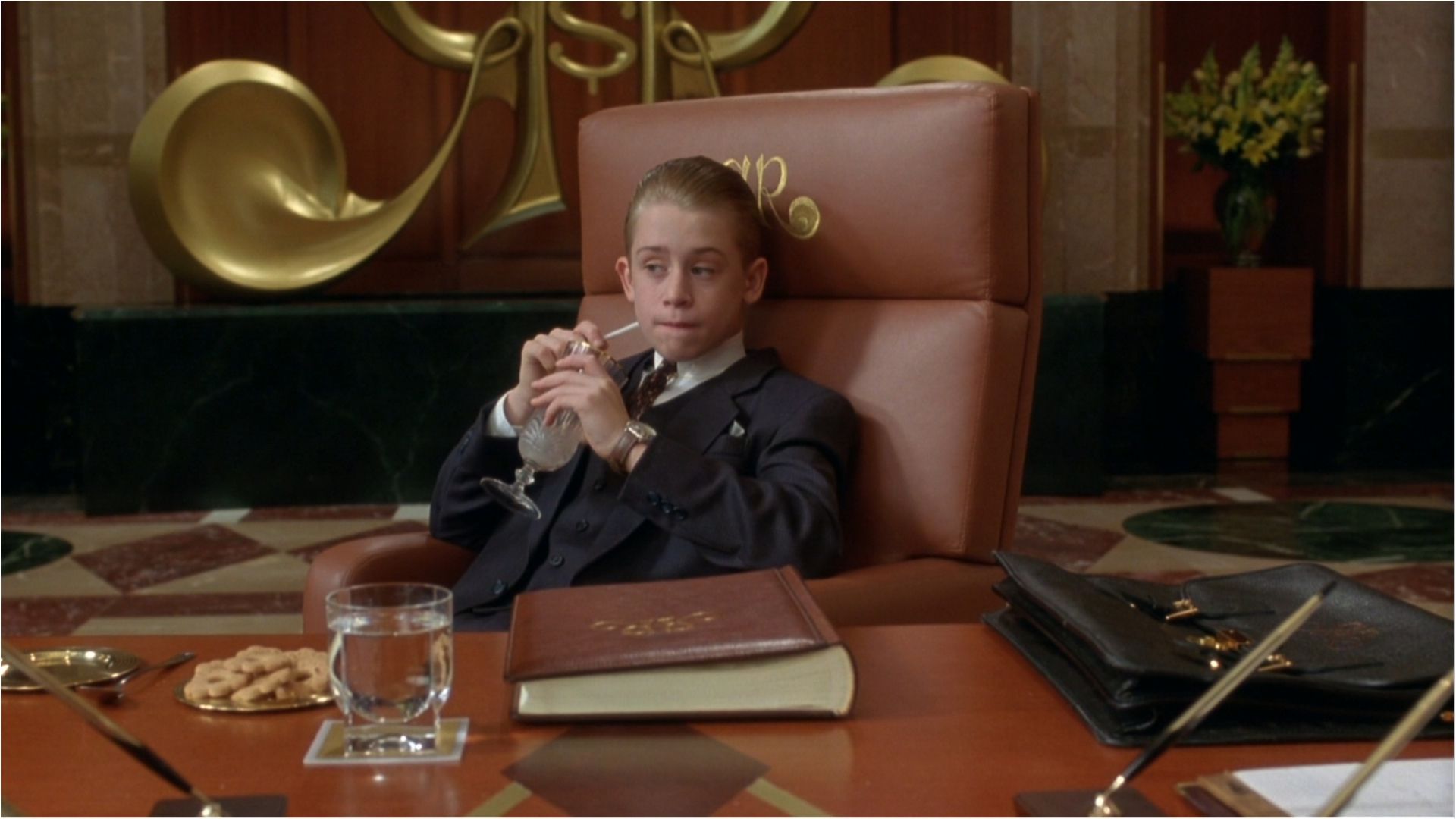 Підліток вигадав цілу схему з обміном валют у Києві. Заробив чимало