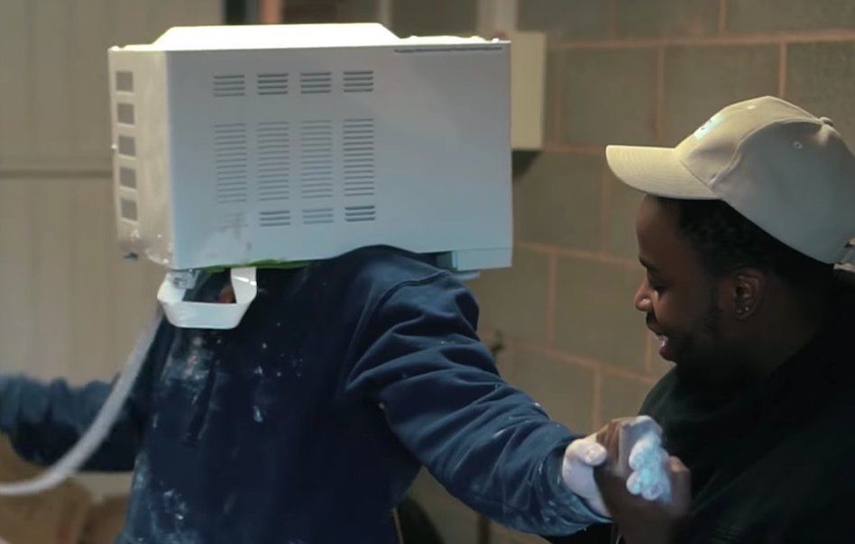 Хотів стати зіркою: британець зацементували голову в мікрохвильовці