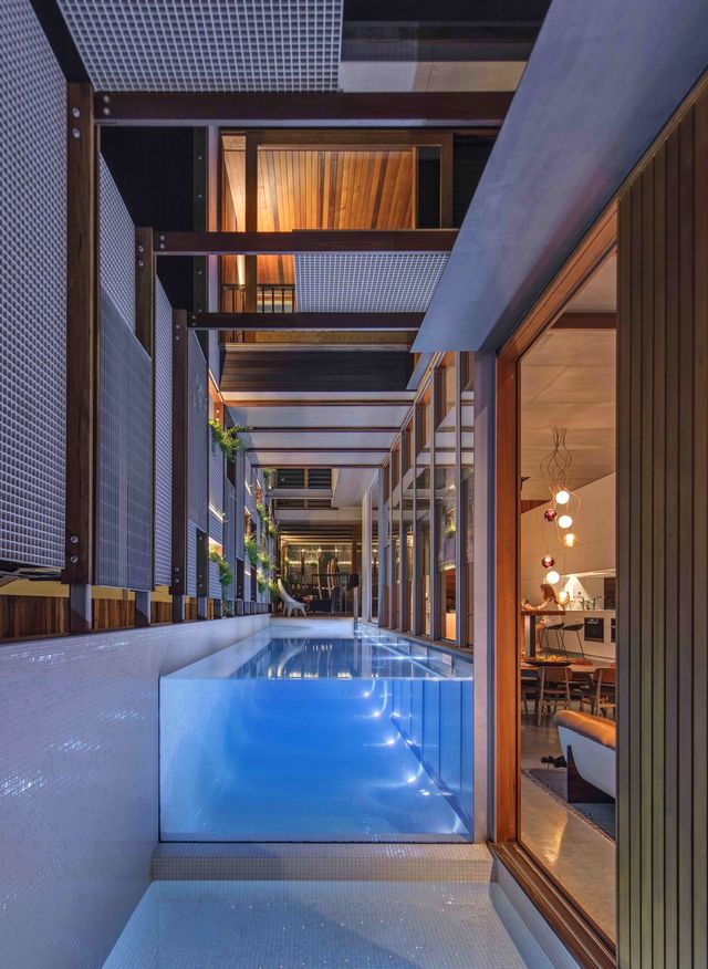 Ввечері басейн підсвічують - фото 213634