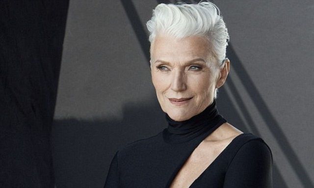 Мати Ілона Маска вперше відвідала Київ: з'явилися фото її прогулянки по місту