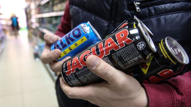 Також алкоголь краще не поєднувати з енергетиками - фото 217102