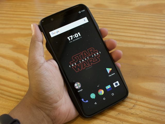 OnePlus представила ексклюзивний смартфон 5T Star Wars Edition - фото 215175
