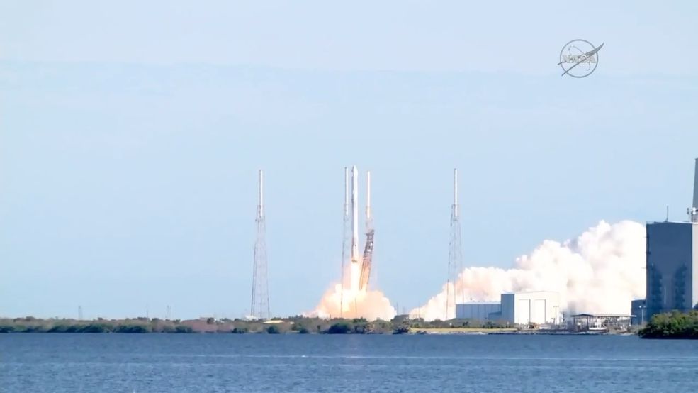 SpaceX успішно запустила корабель Dragon на МКС - фото 1