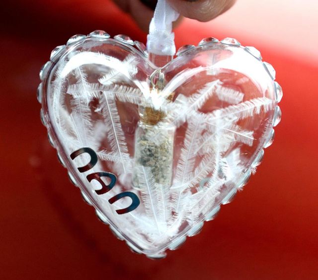 Handmade не для слабодухих: британка створює іграшки з прахом померлих - фото 213795