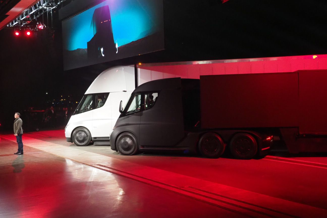 Електричні вантажівки Tesla Semi можуть з'явитися на українських дорогах