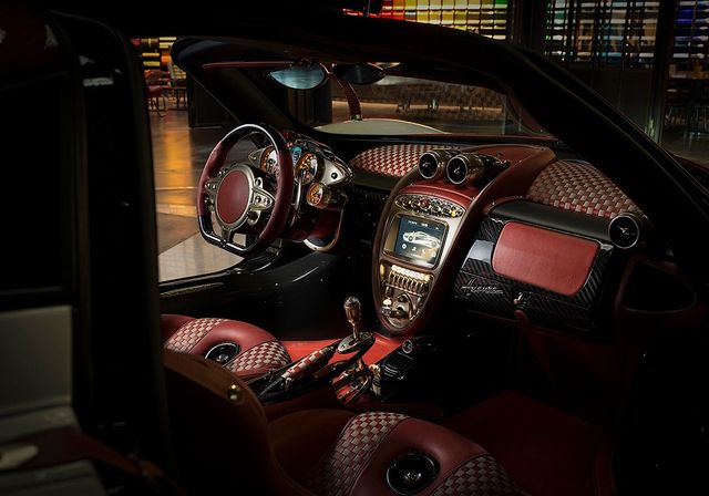 Суперкар Pagani Huayra переробили в дусі 63-річного Fiat - фото 215053