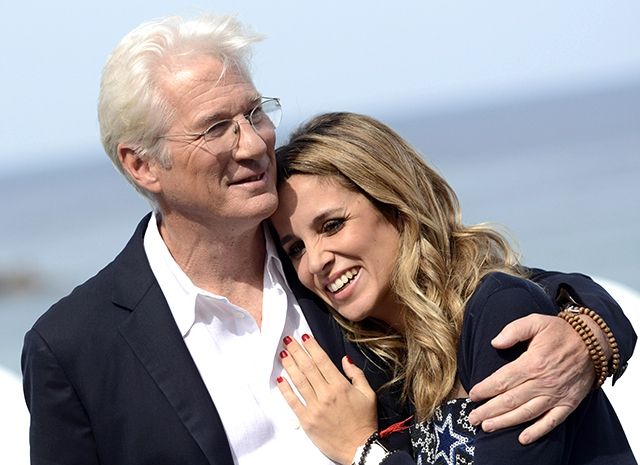 Голлівудський актор зробив пропозицію вдвічі молодшій коханій