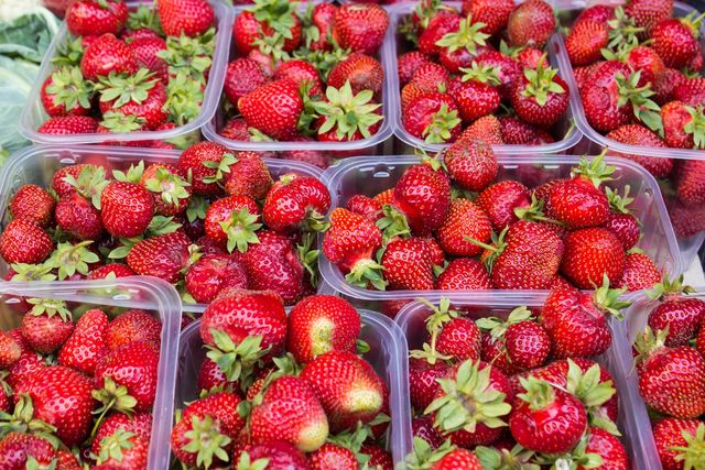 А от полуницю можна сміливо додавати до сніданку - фото 212812