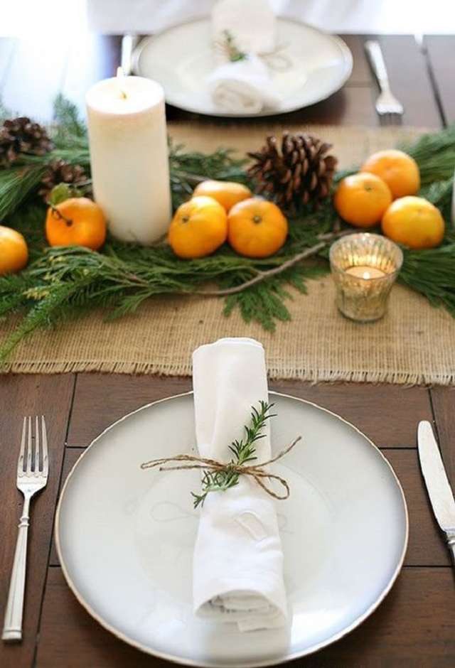Кілька кілочок хвойних та мандаринки зі свічками зроблять стіл яскравішим - фото 215641