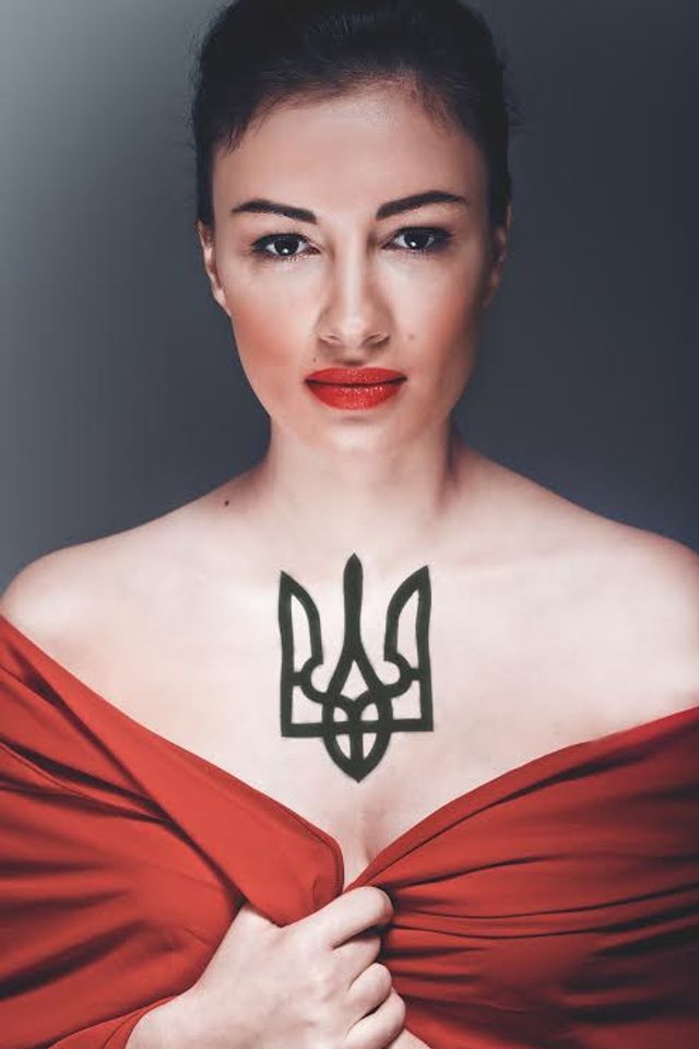 Зірки-волонтери, які допомагають армії та історія Віри Фарміги: 5 грудня у трьох фото - фото 213236