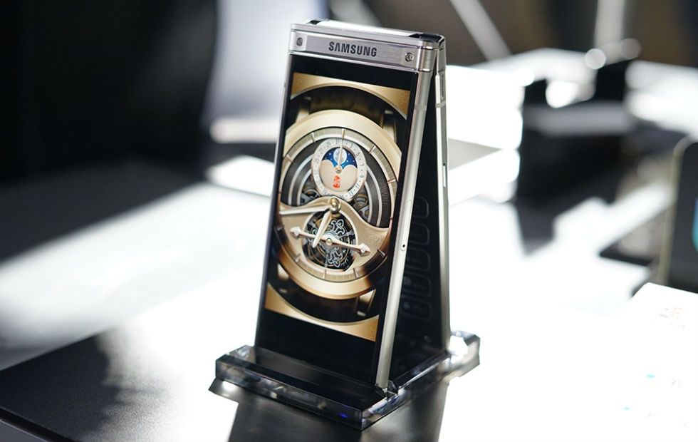 Samsung представив смартфон-жабку, і він дорожчий за iPhone X