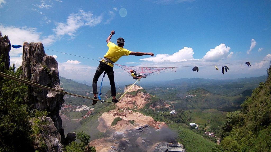 Канатоходець пройшов над каньйоном у Китаї з зав'язаними очима: моторошне відео