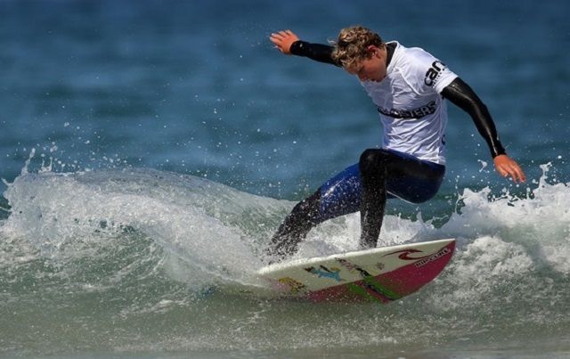 Австралійський серфер проплив прямо над акулою: відеофакт