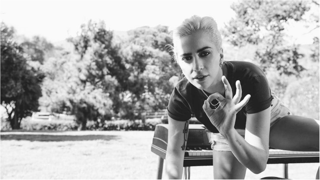 Lady Gaga показала фото у відвертій прозорій сукні