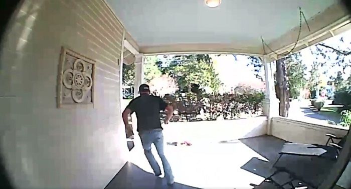 Чоловік встановив камеру на дверях, і побачив це