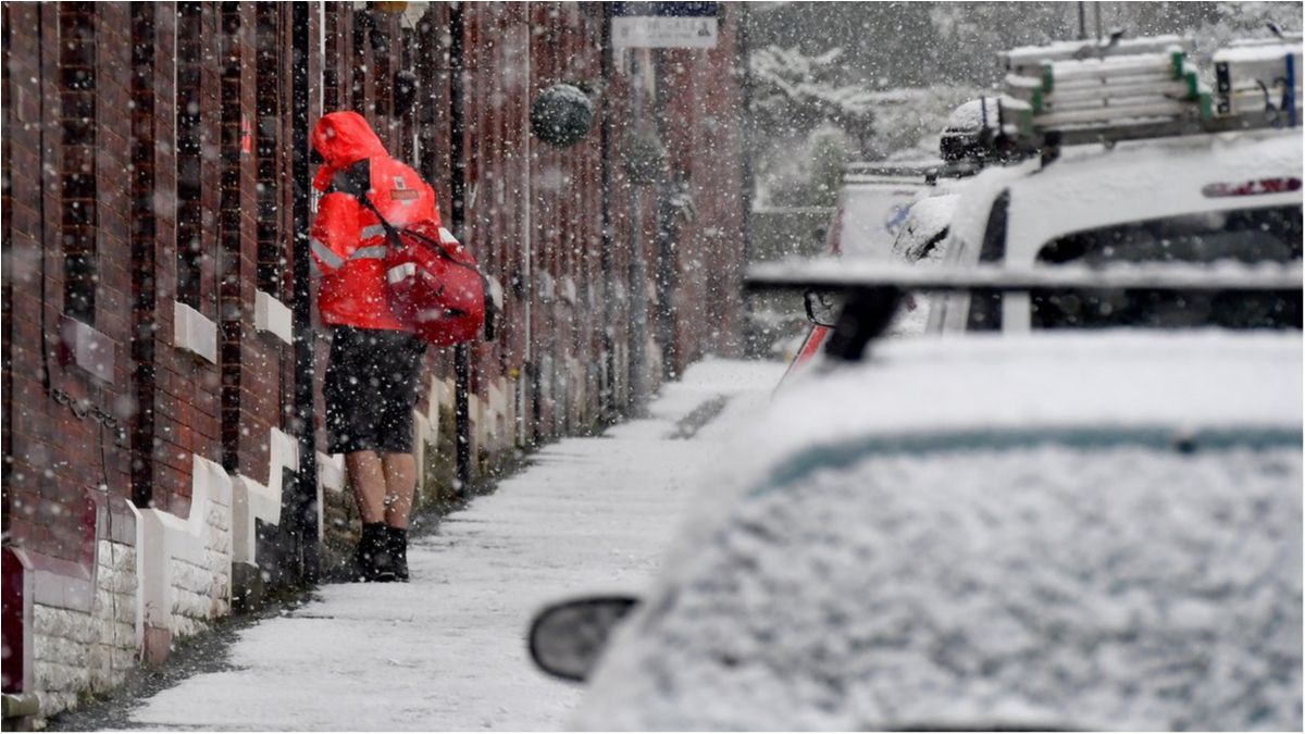 Снігопади у Британії спричинили хаос на дорогах