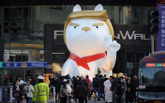 У китайському торговому центрі поставили статую собаки, схожого на Трампа: фотофакт