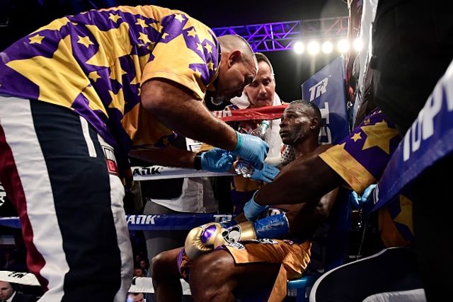 Асля 6 раунду Рігондо відмовився продовжувати бій - фото 214181