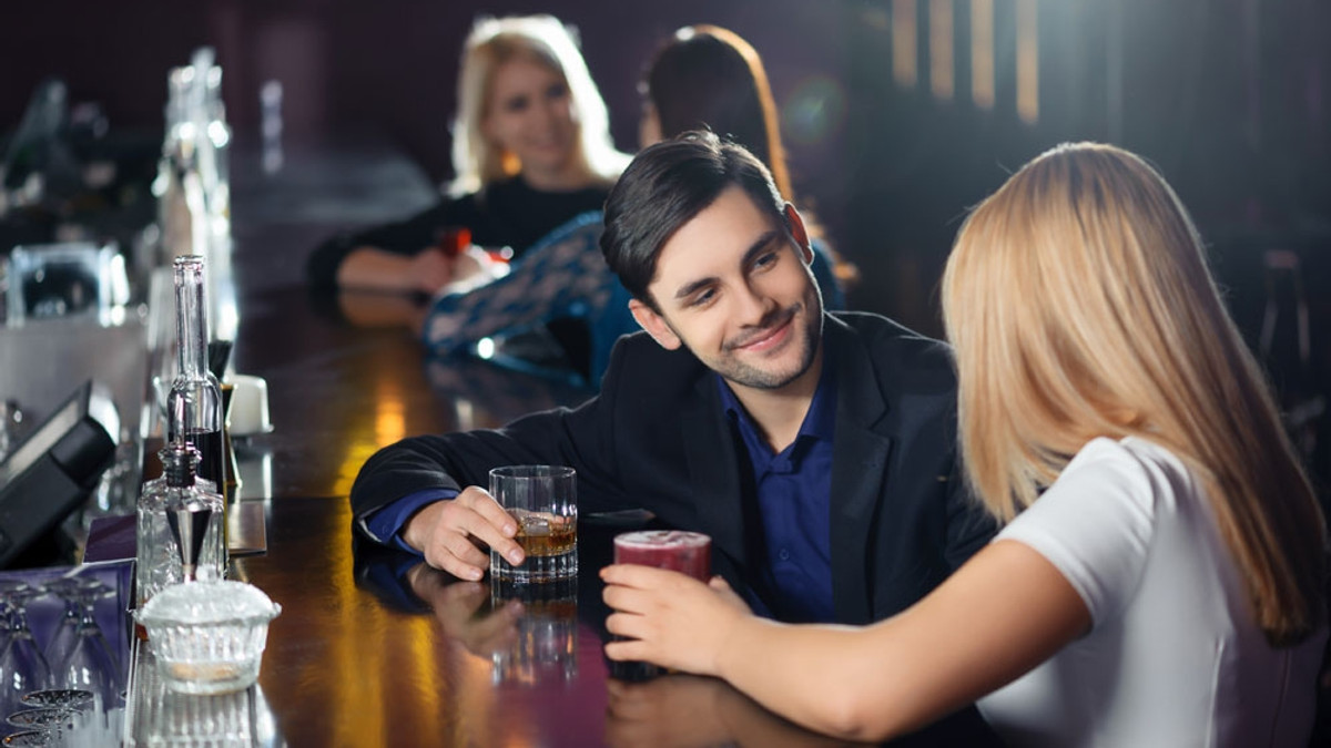 Експерти розповіли, як чоловіки дивляться на жінок під впливом алкоголю - фото 1