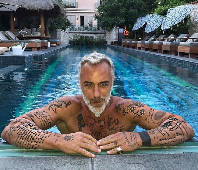 Як танцюючий мільйонер з оленями вітав усіх з Різдвом: кумедне відео