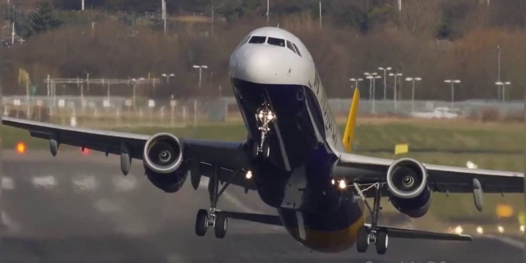 У Німеччині літак здійснив екстремальну посадку під час урагану: з'явилося відео