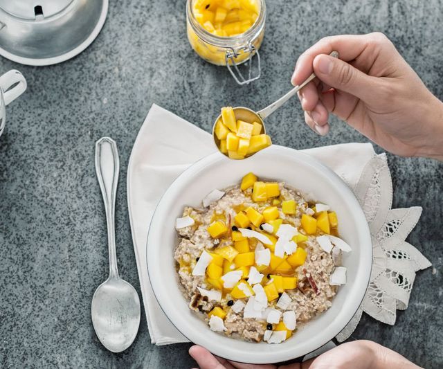 Від цих продуктів варто відмовитися на дієті - фото 219278